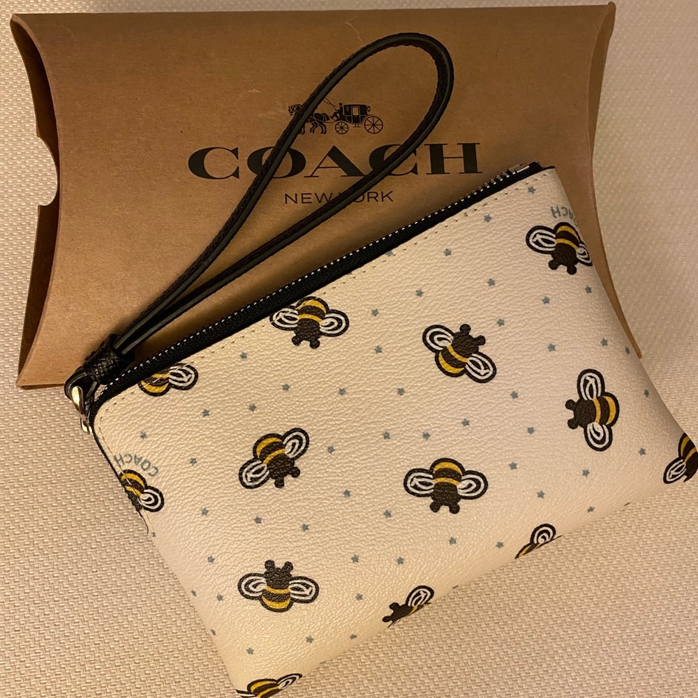 COACH CORNER ZIP WRISTLET WITH BEE PRINT IN COATED CANVAS WHITE